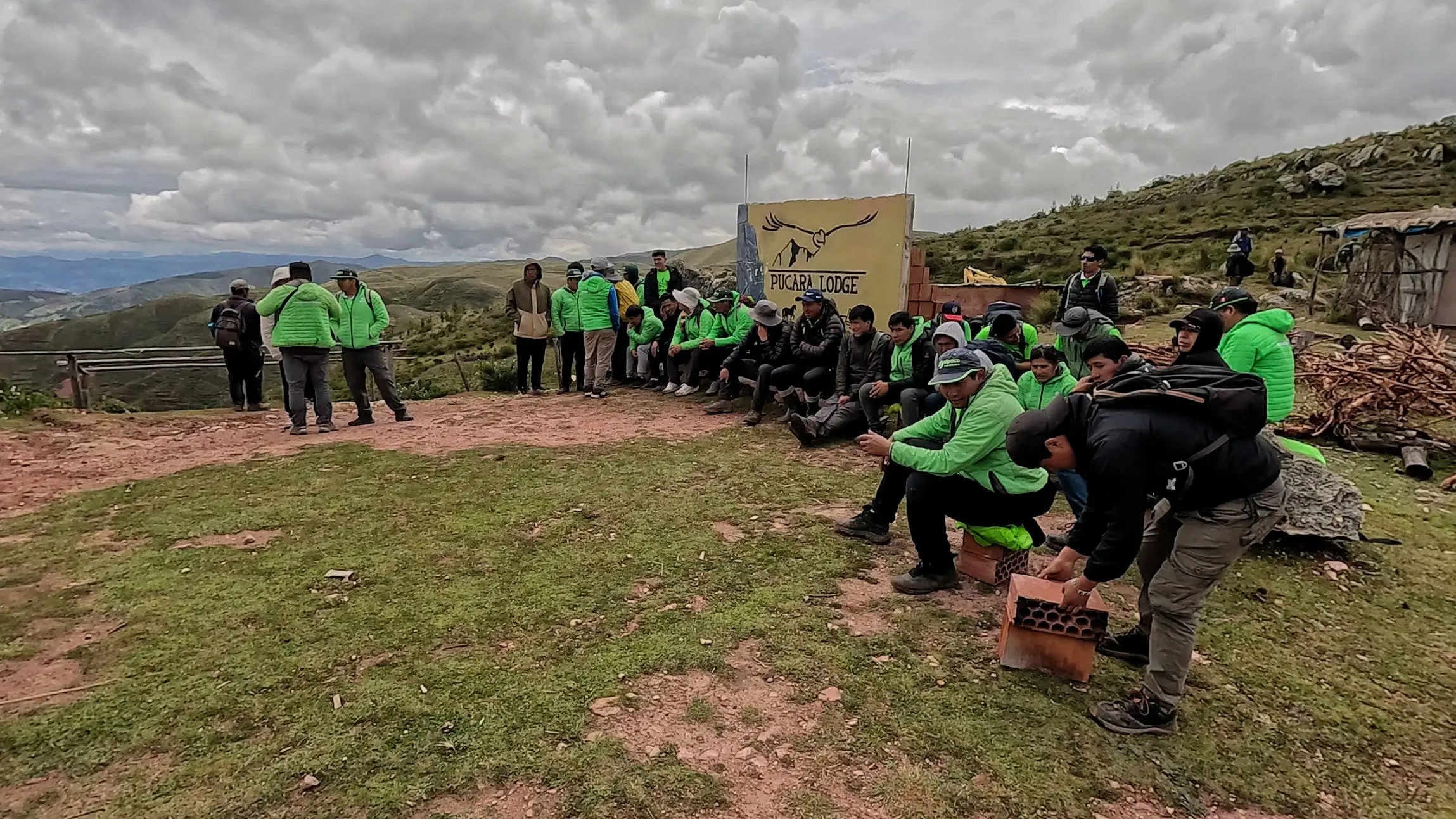 Participants gathered at the start of the reforestation campaign in the community of Ccaccaccollo.
