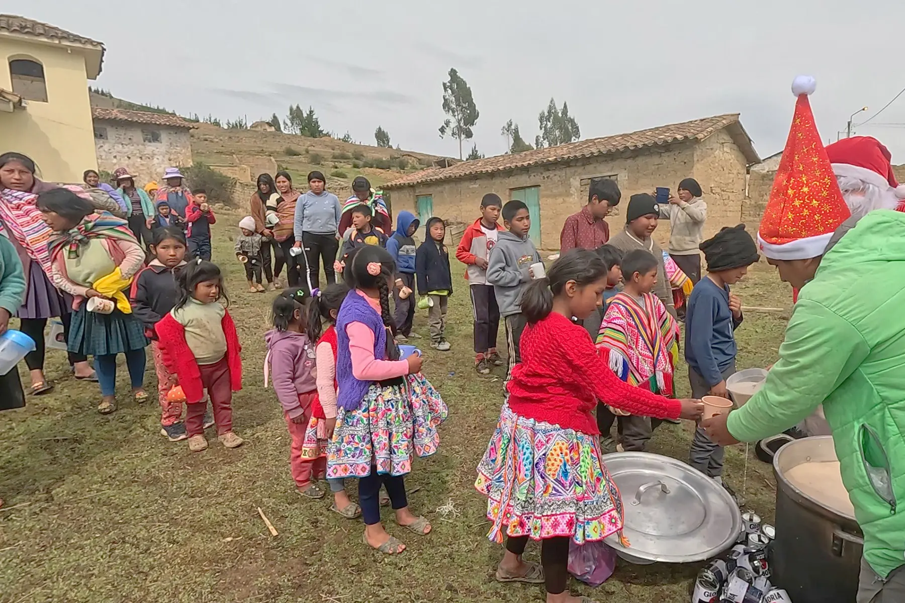 Christmas Children in Pumapaccha wint AE