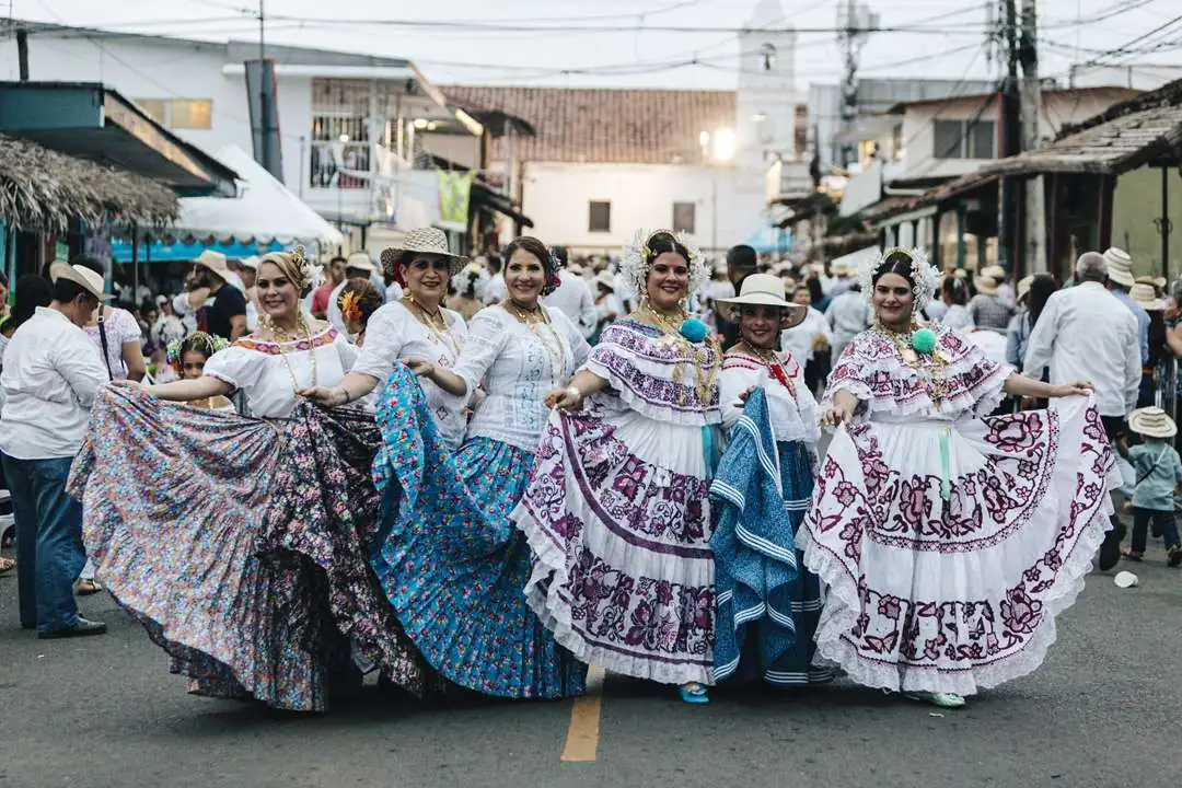 Polleras and Jobonas