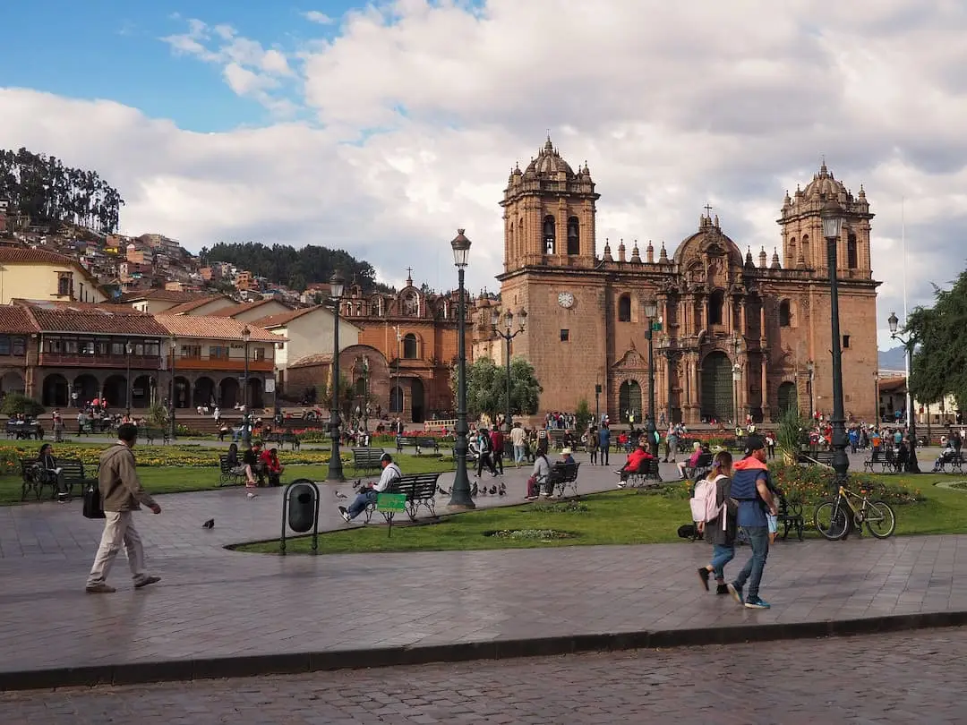 Walk slowly to the Plaza de Armas.
