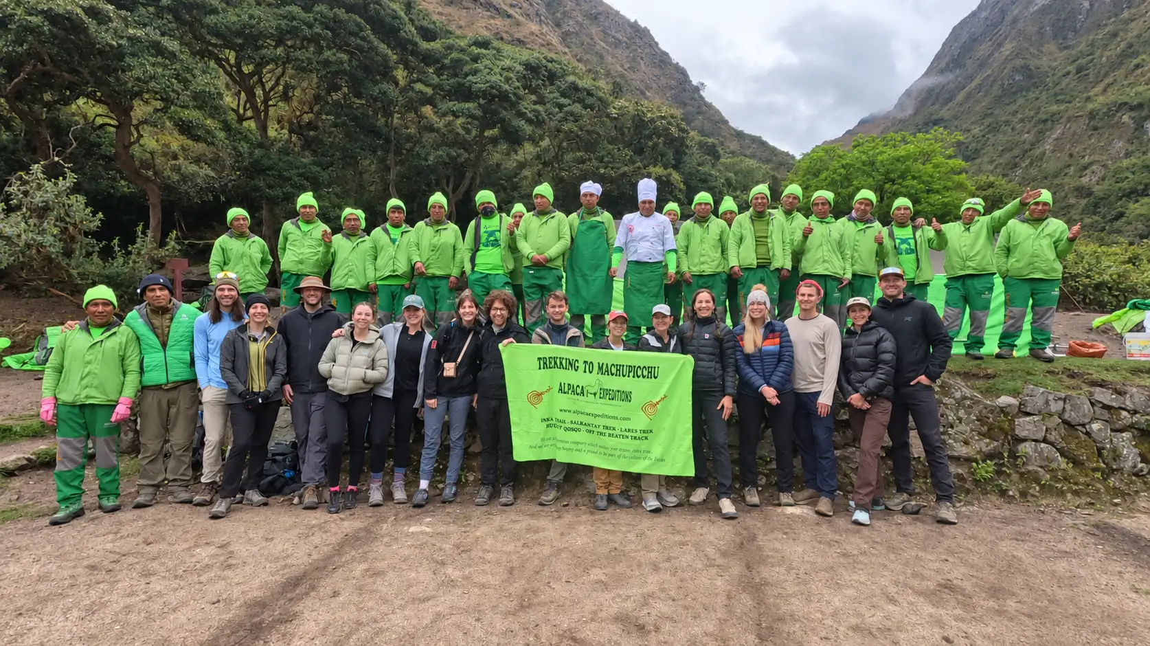 Grupo uniformado frente a montañas