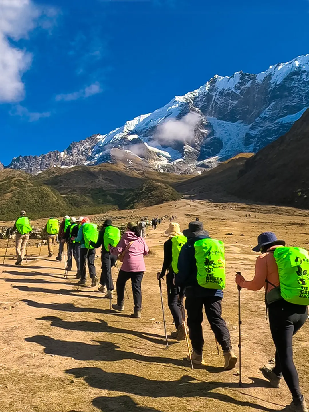 Excursionistas caminando hacia el Paso Salkantay, Perú