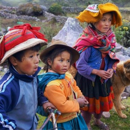 Lares-trek Meeting the village children circle