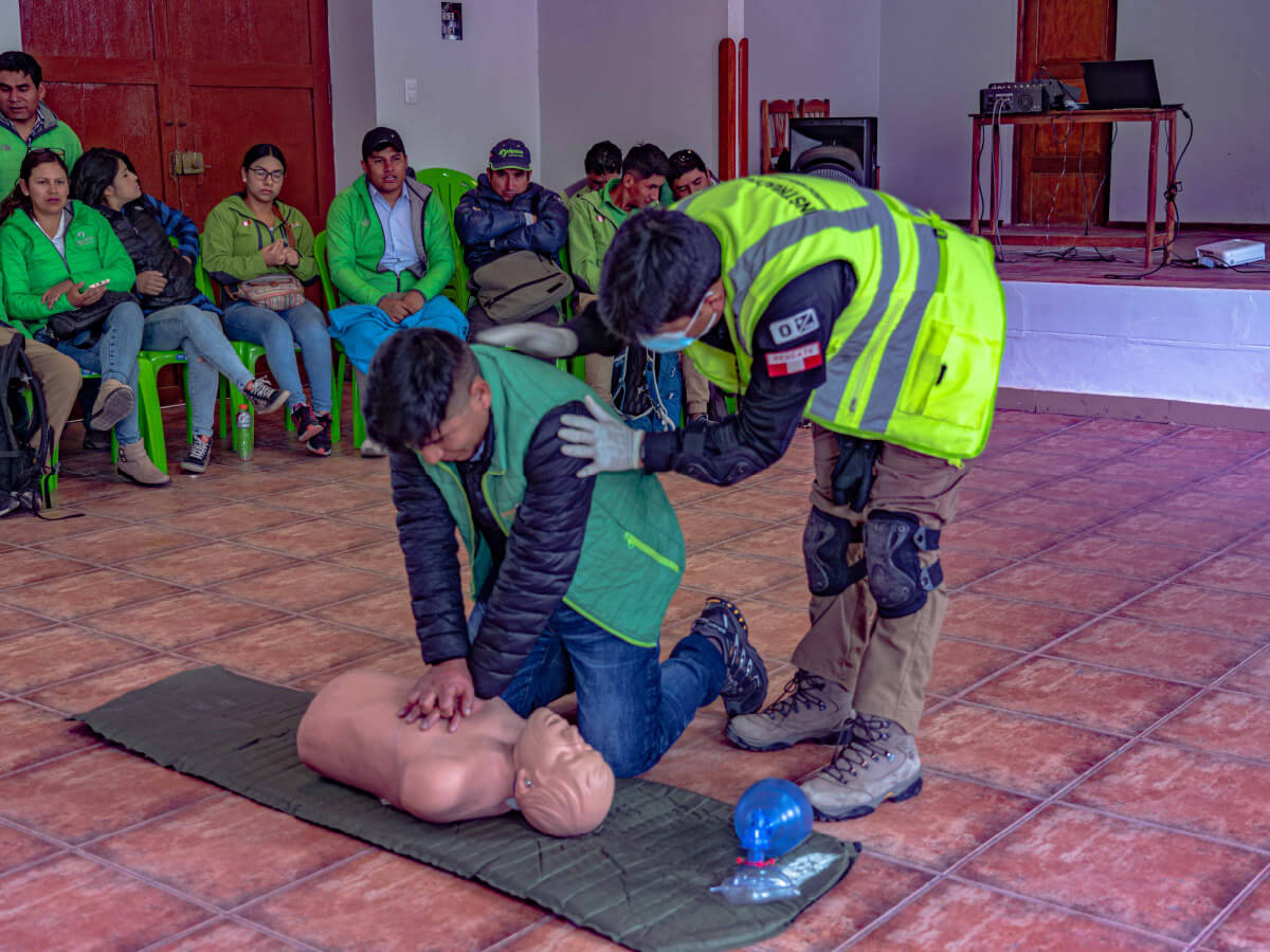 first aid - Alpaca Expeditions