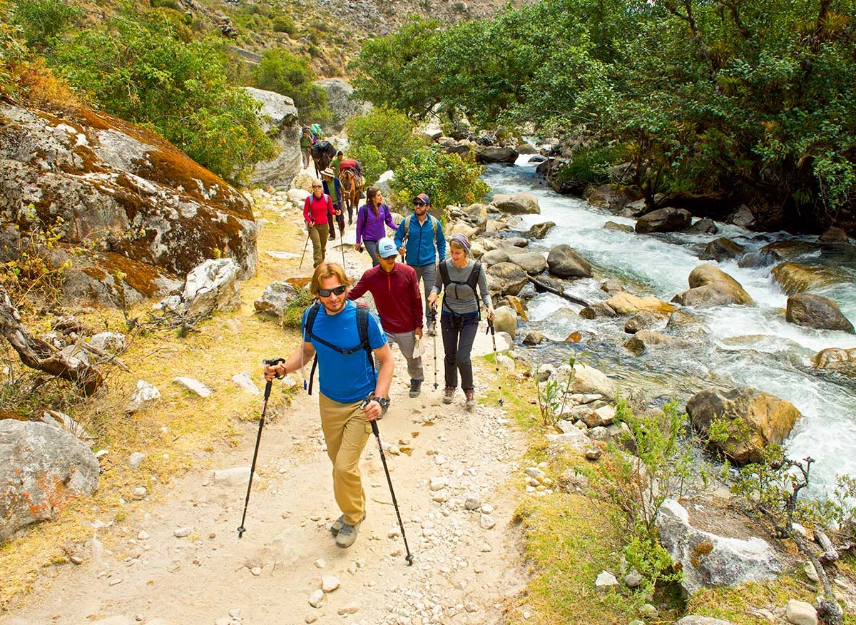 ¿Valen la pena los bastones de trekking? Pros, contras y cuándo usarlos