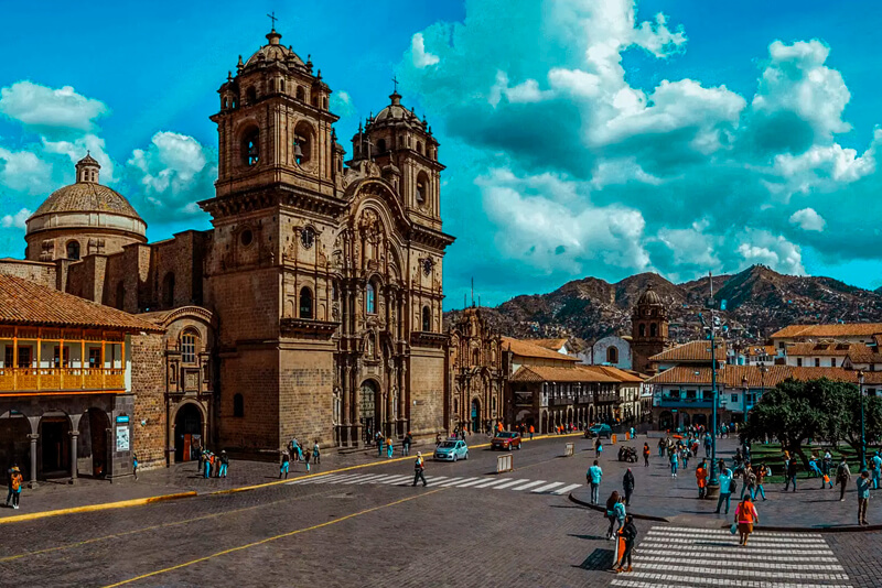 La Plaza de Armas de Cusco con la majestuosa Iglesia de la Compañía de Jesús, el inicio de la ruta hacia Machu Picchu - Xplor Machu Picchu.