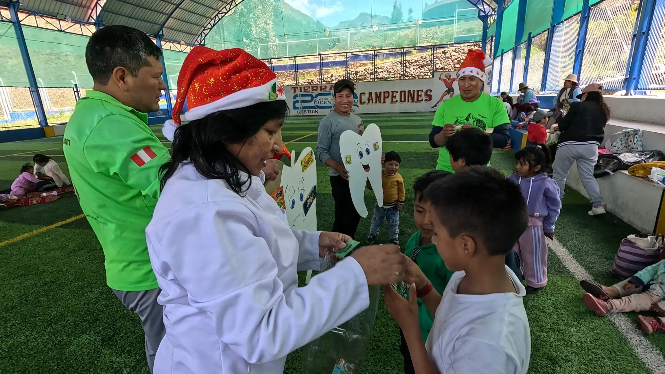 Dental care provided to children during Alpaca Expeditions Christmas dental campaign in Mitmac, Calca.