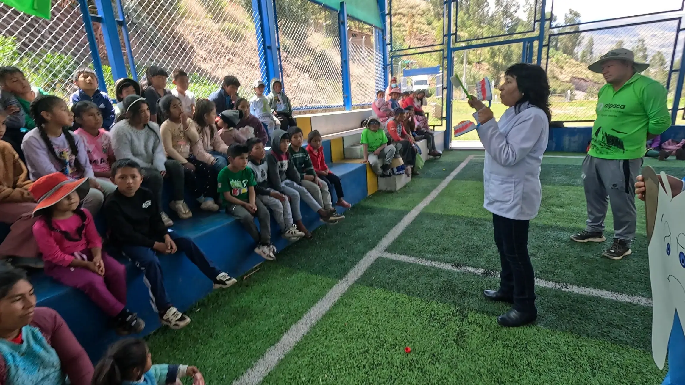 Educational talk about dental hygiene for children in the Mitmac community, Calca.