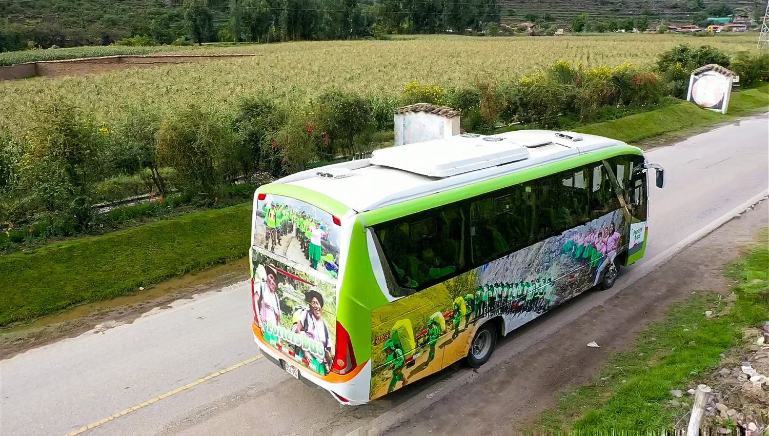 porters-bus-Alpaca-Expeditions-Peru