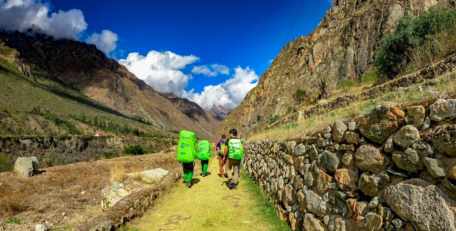 short inca trail trek to machu picchu 2d