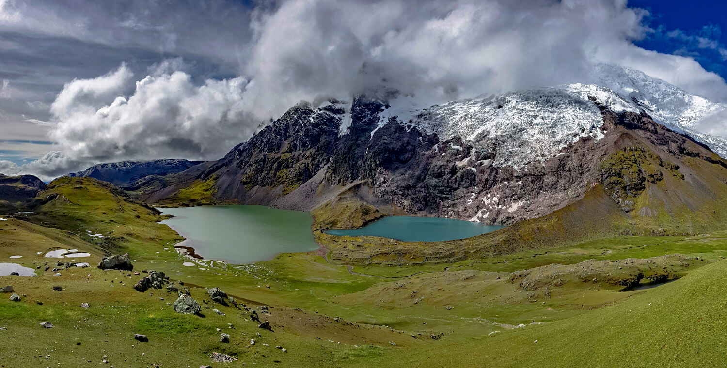 Two stunning lakes on the Ausangate 7 lakes day hike