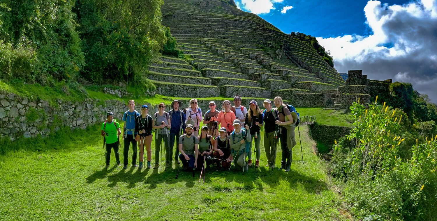 viajeros visitando el sitio arqueológico de Intipata