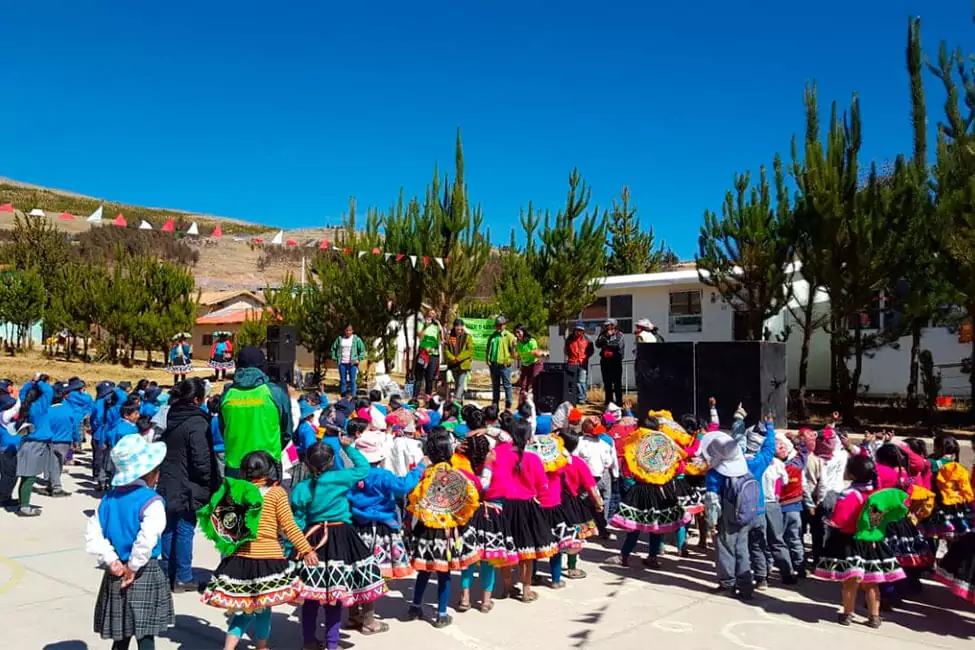 Alpaca-trekkers-visit-Llullucha-school-AE