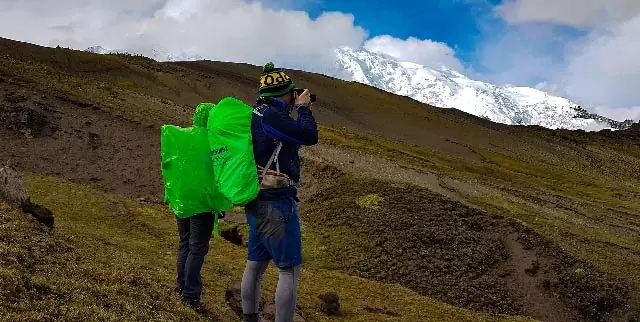 Montaña turistas con mochilas