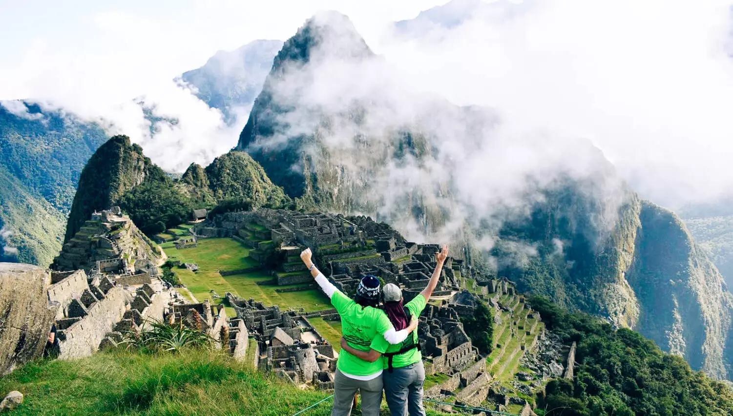 Turistas contemplando el paisaje de Machu Pichu