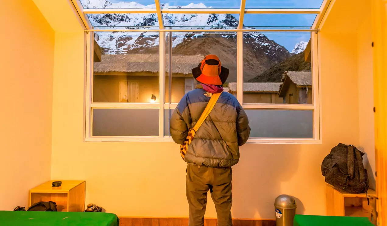 vista del nevado Salkantay desde el interior de la cabaña