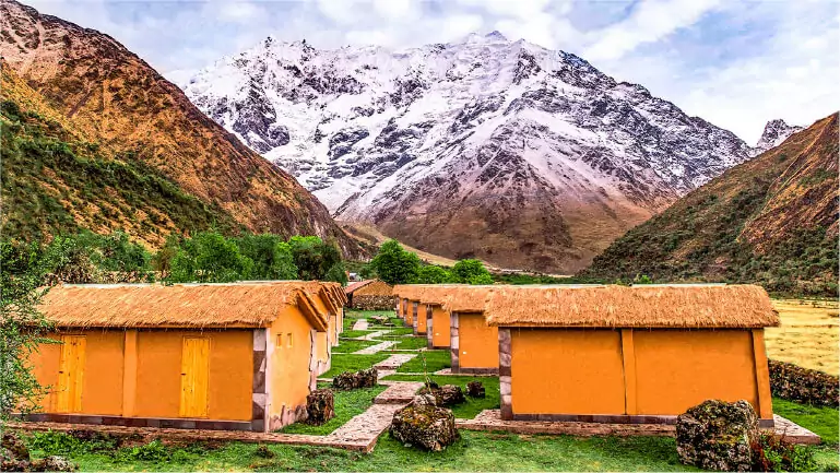 cabañas de cristal con vista panoramica al nevado Salkantay