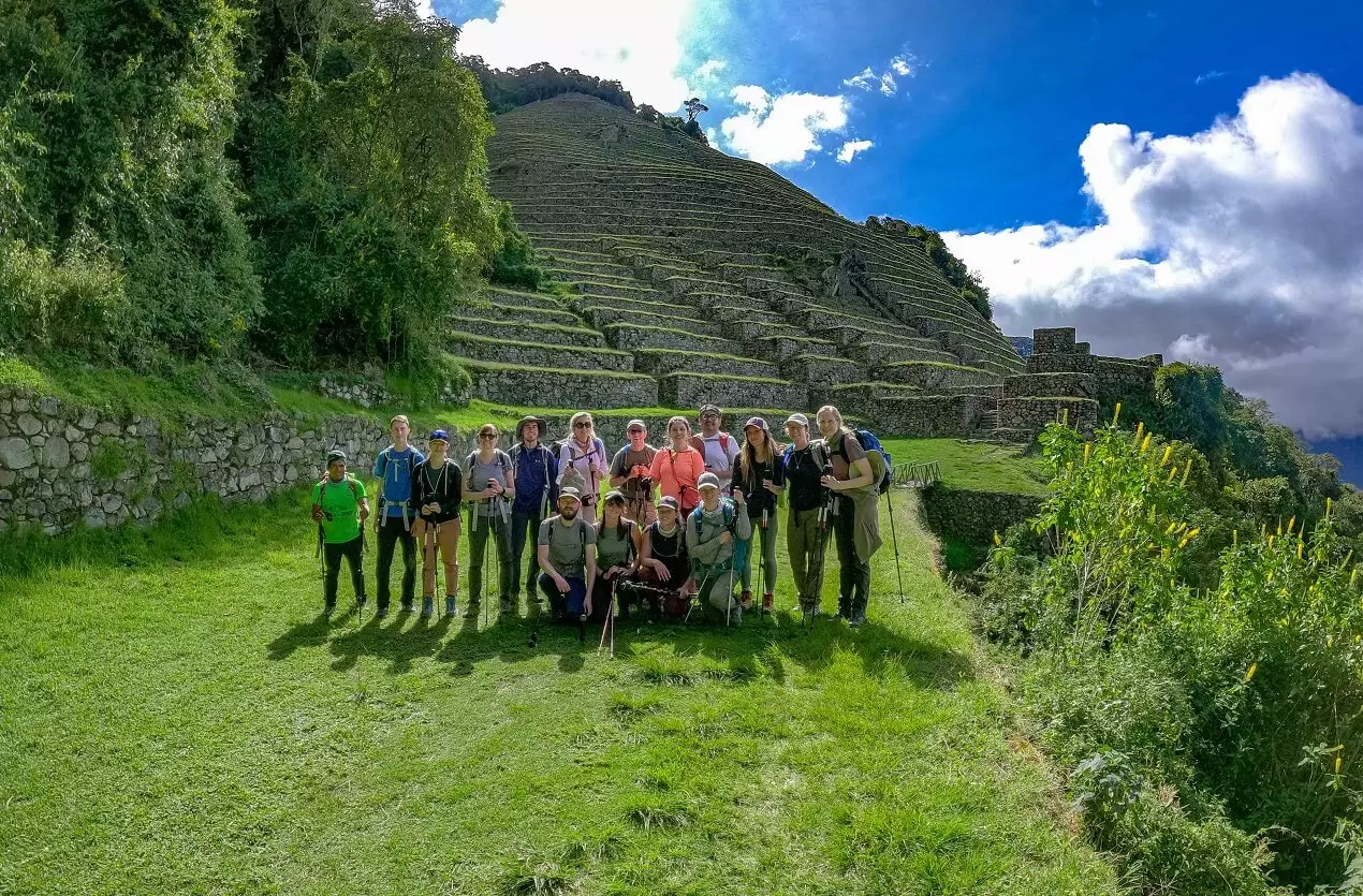 pasajeros visitando choquequirao