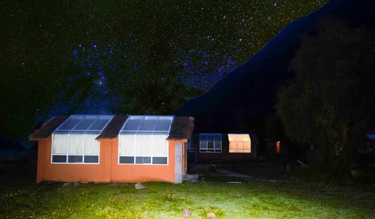 Vista nocturna de las cabañas de cristal de Alpaca Expediton